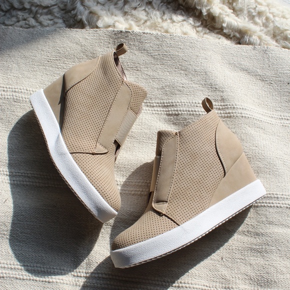 🚨//Summer Essentials// Taupe Wedge Sneaker - Picture 5 of 8